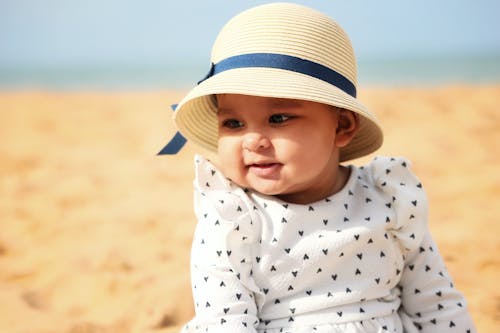 Photos gratuites de chapeau d'été, chapeau de paille, enfant