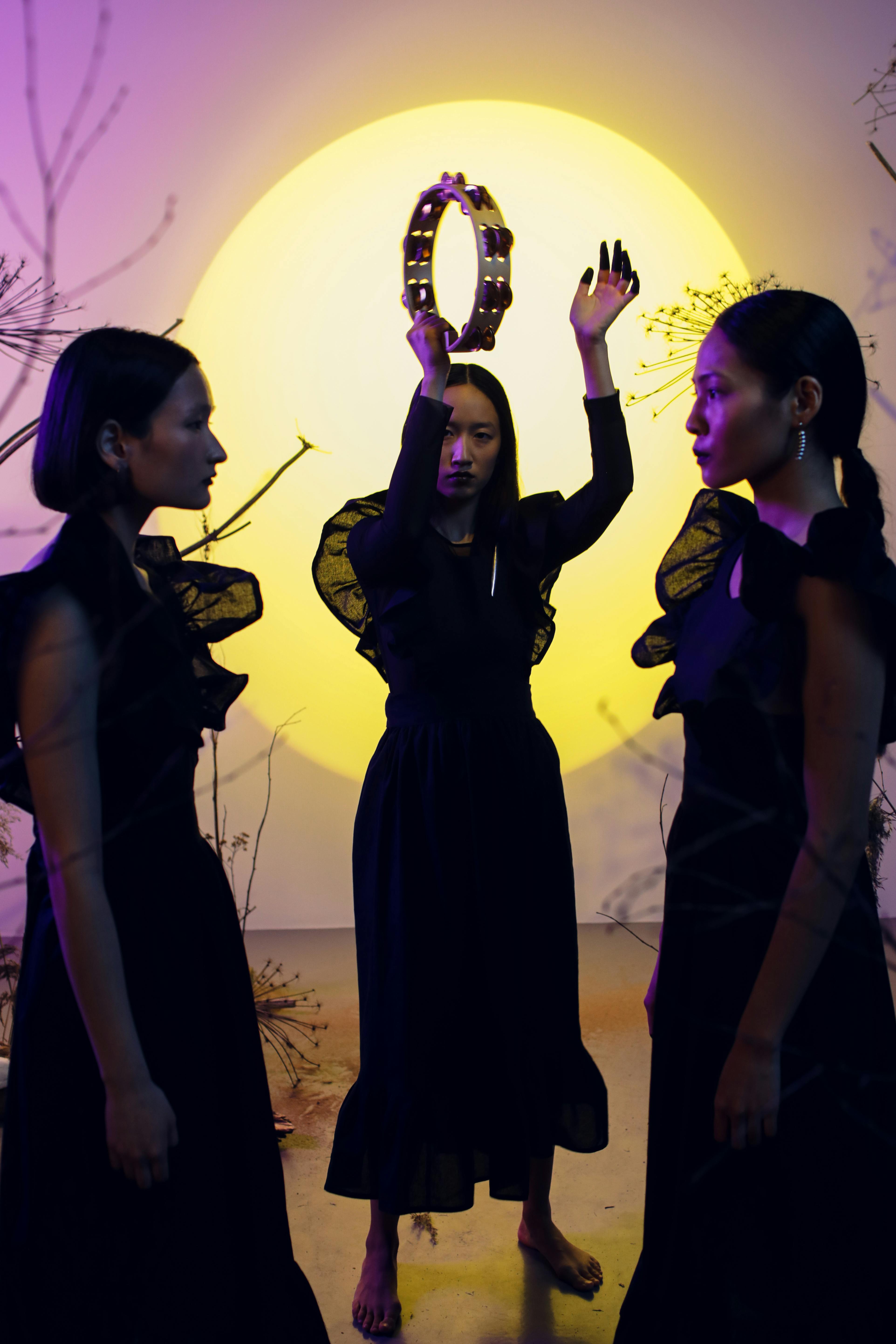 Ücretsiz artistik, aşama, asyalı kadınlar içeren Ücretsiz stok fotoğraf Stok Fotoğraflar