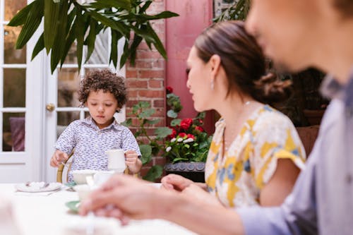 Kostnadsfri bild av barn, bord, familj