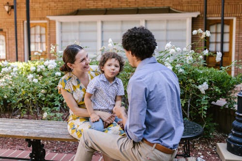 Kostnadsfri bild av barn, blandad familj, blommor