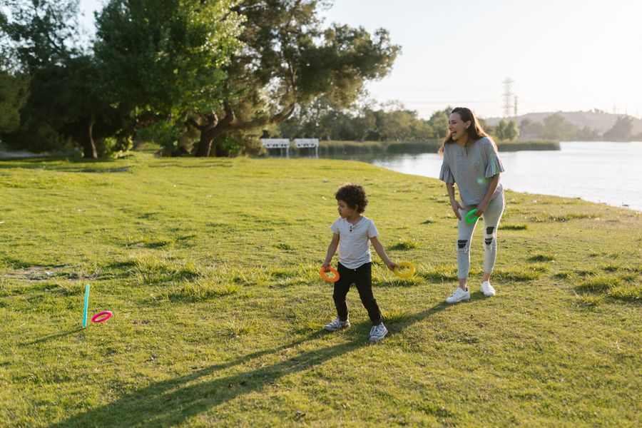 Madre y su hija jugando juntas al aire libre