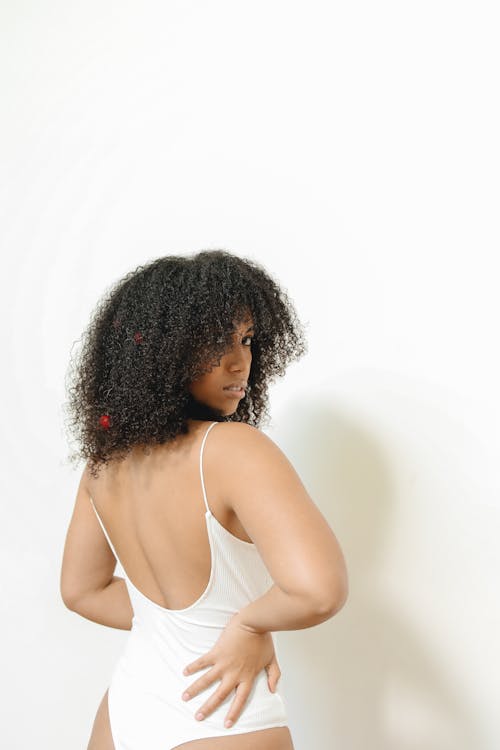 Základová fotografie zdarma na téma afro vlasy, bílé body, bílé pozadí