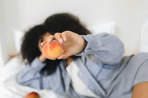 Gratis arkivbilde med apple, frukt, holde