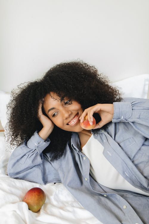 Ilmainen kuvapankkikuva tunnisteilla afro hiukset, afroamerikkalaiset naiset, hedelmät