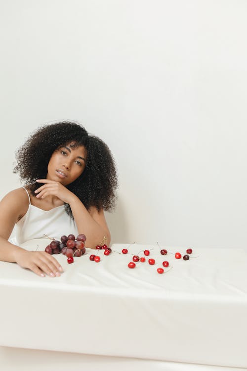 Fotobanka s bezplatnými fotkami na tému afro vlasy, biele pozadie, čerešne