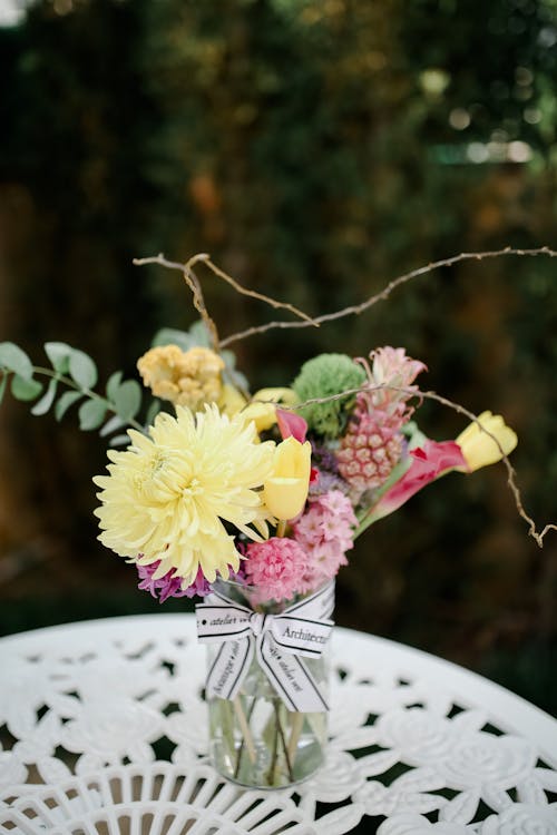 Gratis lagerfoto af blomster, bord, buket