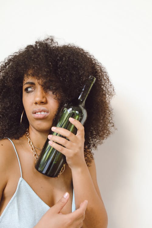 Kostenloses Stock Foto zu afro-haar, afroamerikaner-frau, blaues oberteil