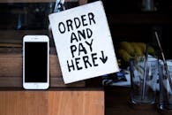 在舒适的室内环境中，手机旁设有“在此订购并付款”标识，非常适合商务使用