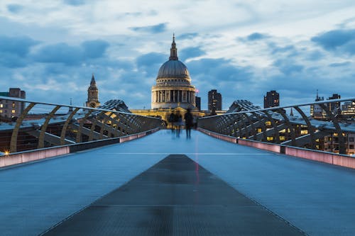 Menschen, Die Millenium Bridge überqueren