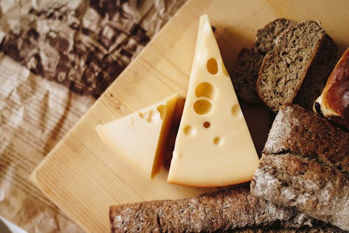 Ücretsiz Kahverengi Masa üstü Dilimli Peynir Stok Fotoğraflar