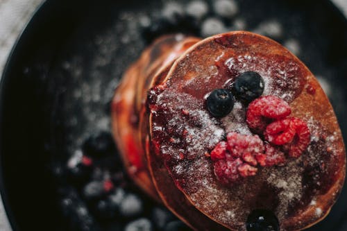 覆盆子和藍莓煎餅的選擇性聚焦攝影