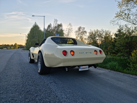 Friedlicher Sonnenuntergang bei Sonnenuntergang – Sportwagen Hintergrundbild