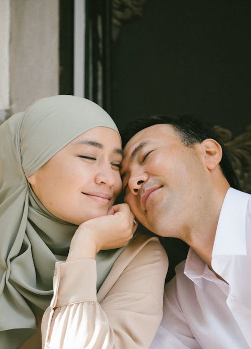 Kostnadsfri bild av asiatiskt par, förälskad, hand på hakan