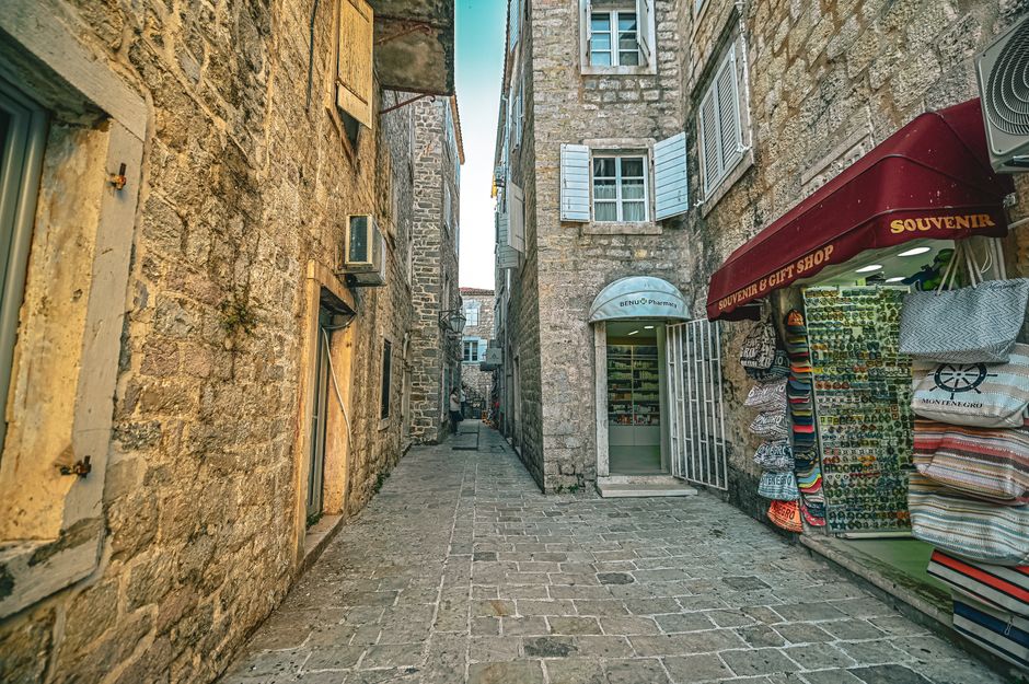 Budva óvárosa: séta a montenegrói riviera gyöngyszemében – Budva old town narrow streets night lights