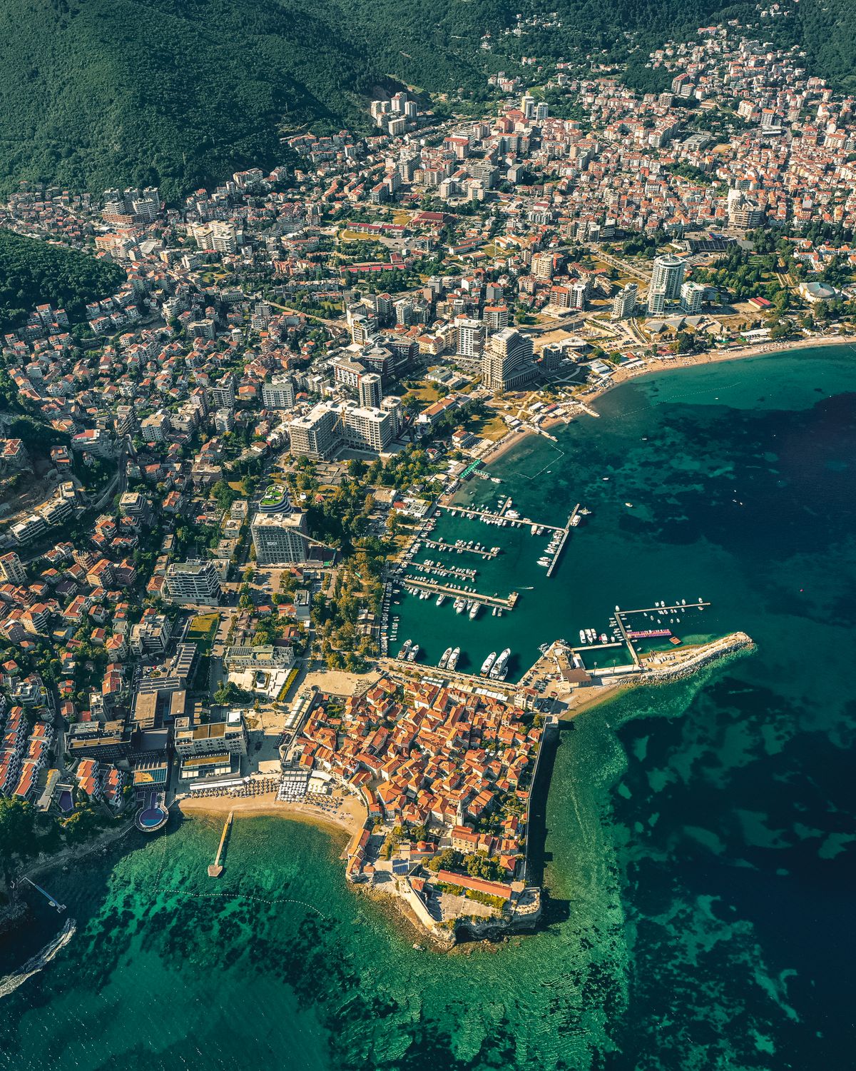 Riviera Budvei - coasta cu plaje, vedere aeriană