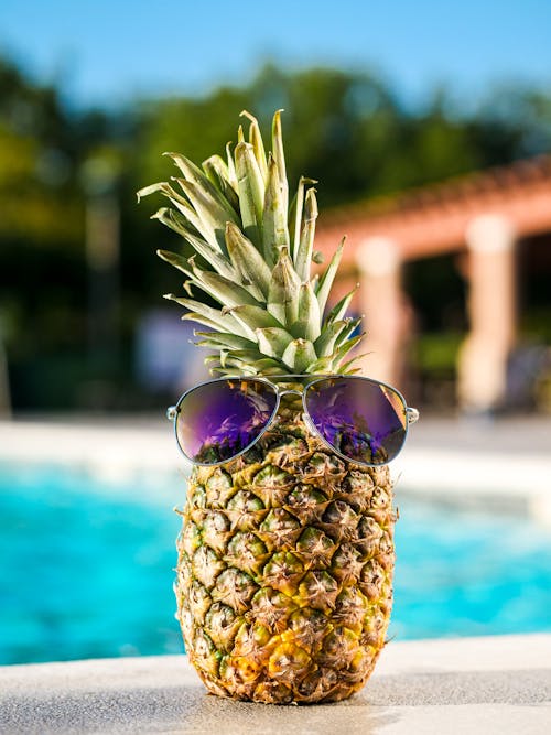 Foto profissional grátis de abacaxi, água, ao lado da piscina