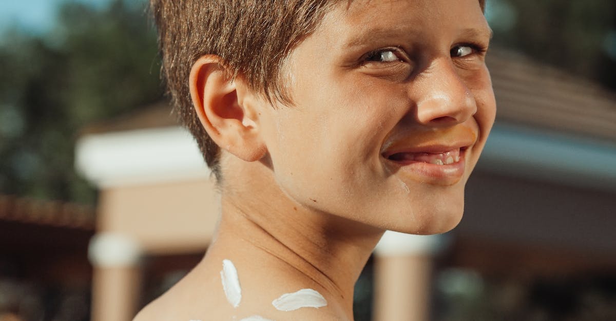 Person holding a broken pencil.