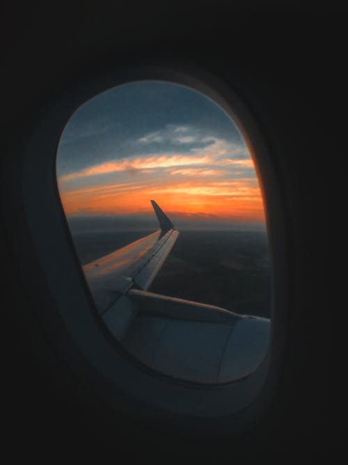 Darmowe zdjęcie z galerii z okno samolotu, piękne niebo, pionowy strzał