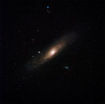 夜空中捕捉到了被无数星星包围的雄伟仙女座星系