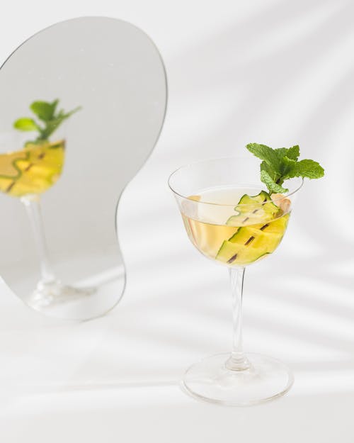 Kostenloses Stock Foto zu alkoholiker, cocktailgetränk, cocktailglas