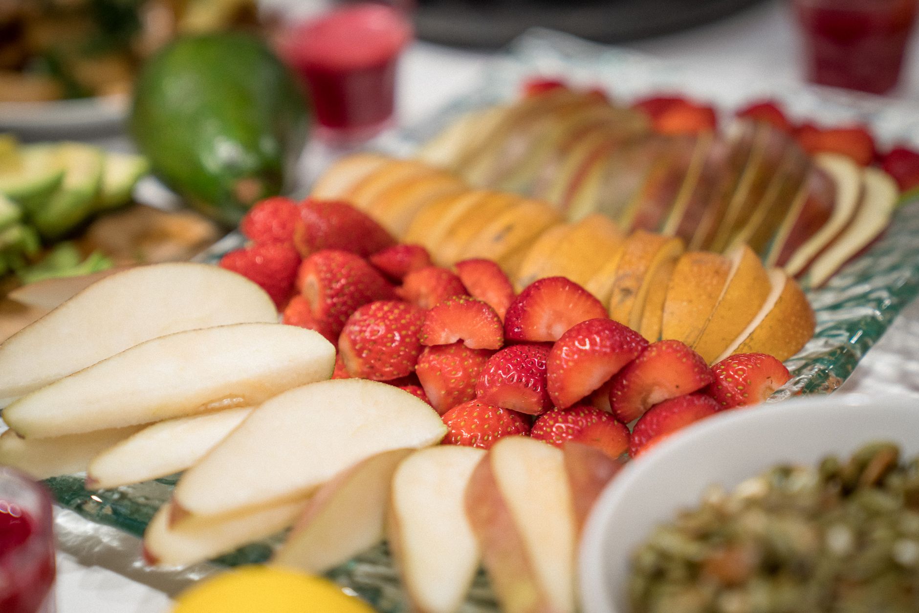 Snacks de Frutas Frescas Plato de frutas frescas variadas, ideal para un snack saludable.