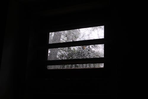 在窗户旁边, 多雨的, 拱形窗户 的 免费素材图片