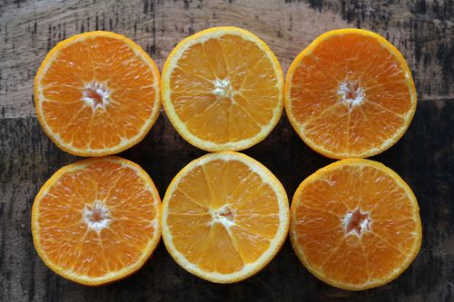 Free Close-up of six halved oranges showcasing juicy and fresh citrus goodness. Stock Photo