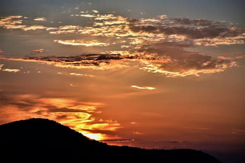 Silhouette De Ruine De Montagne Pendant L'heure D'or