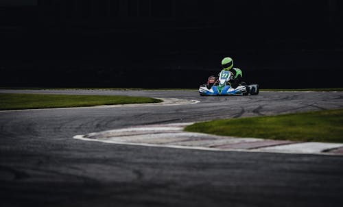 Pria Mengenakan Helm Hijau Mengendarai Go Kart