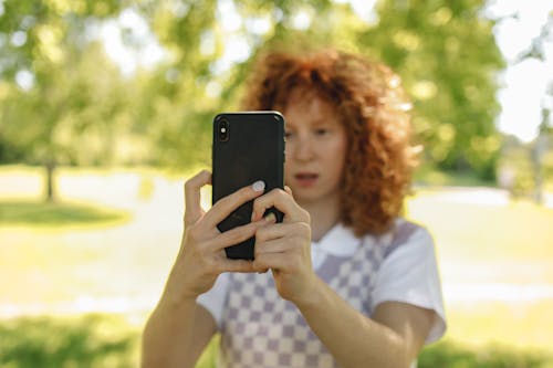 Základová fotografie zdarma na téma držení, focení, mobilní telefon