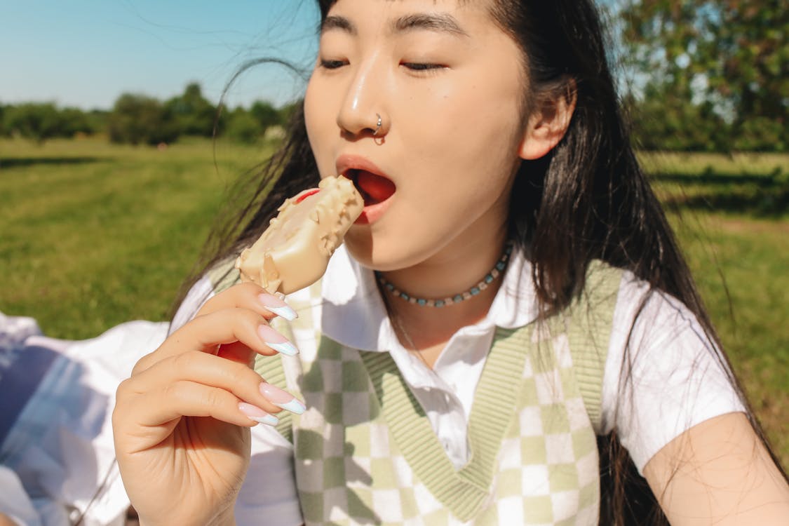 Gratis lagerfoto af Asiatisk pige, mad, næsepiercing