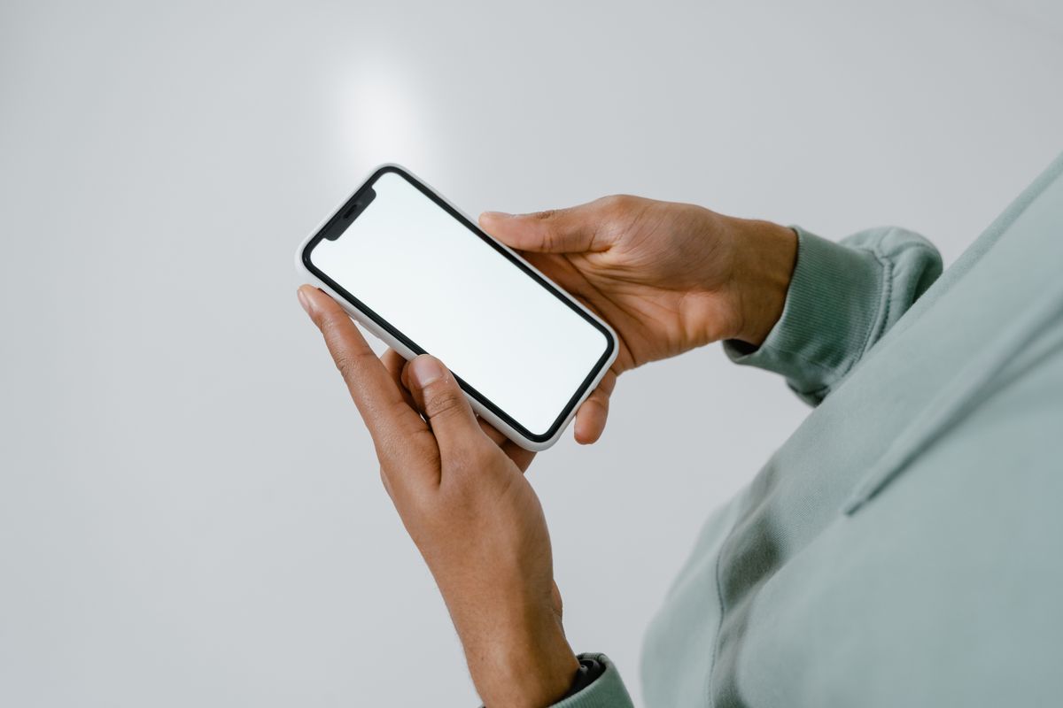 Elde tutulan akıllı telefondan mobil casino oynayan kişi