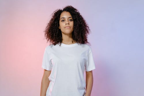 Kostenloses Stock Foto zu afro-haar, afroamerikaner-frau, ernst