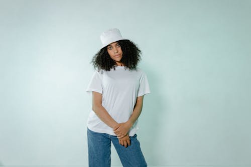 帽子, 捲髮, 白色t卹 的 免費圖庫相片