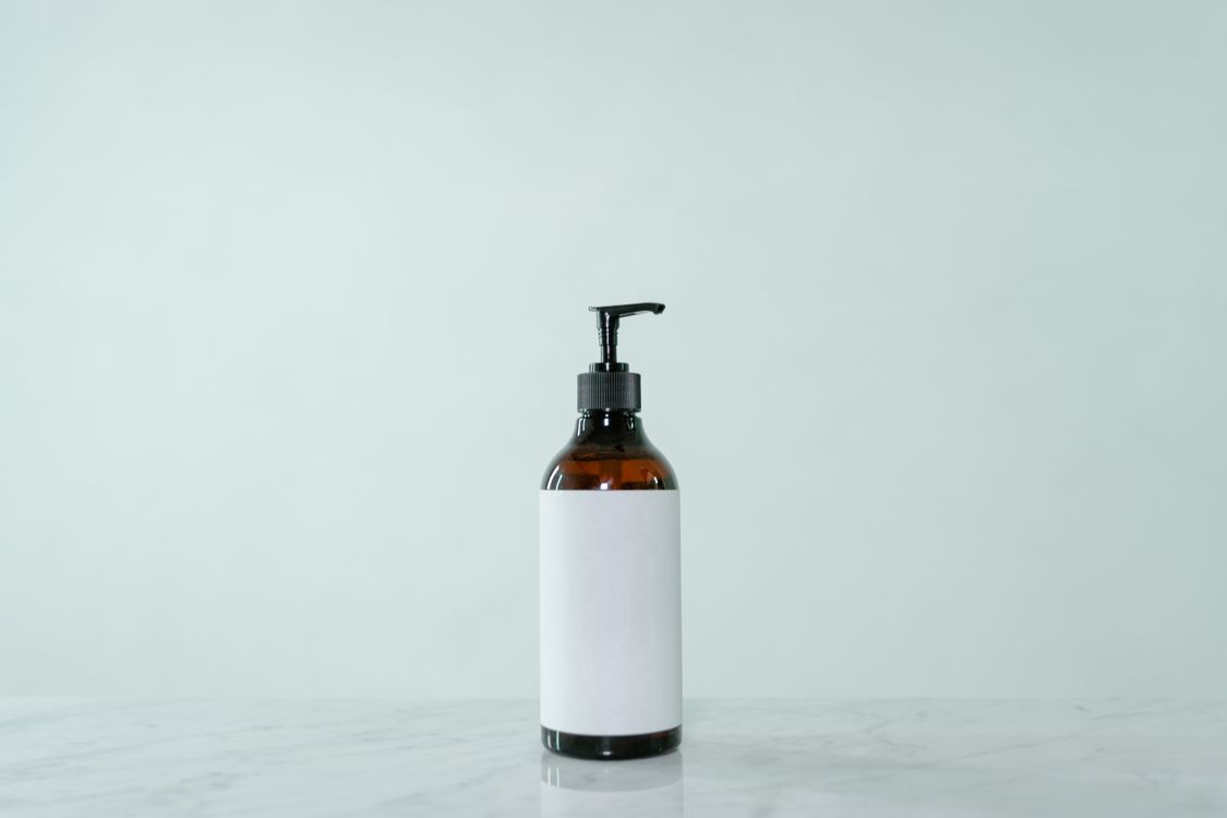 Productos de skincare de marca propia en anaquel