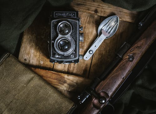 叉子和勺子裝飾旁邊的灰色和黑色rolleiflex相機