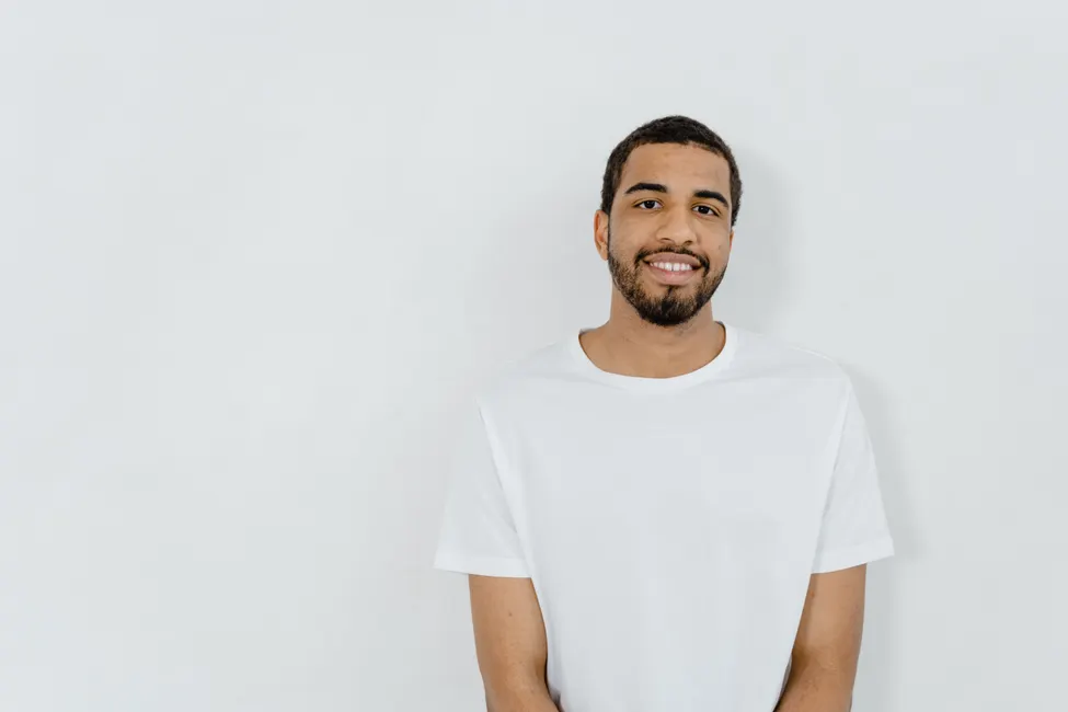 Créateur portant un t-shirt vierge prêt à recevoir un transfert DTF personnalisé