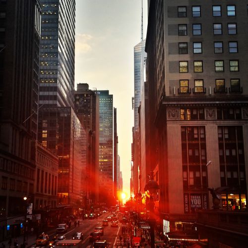 Free Captivating sunset view down a bustling street in Manhattan, New York City. Stock Photo