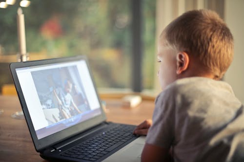 Chłopiec Ogląda Wideo Za Pomocą Laptopa