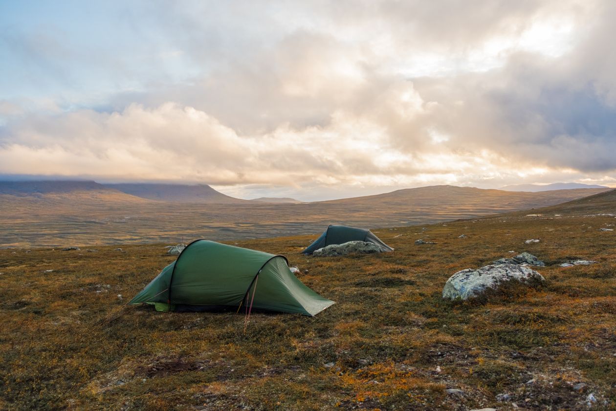 Hai chiếc lều dựng giữa đồng cỏ vùng núi Jämtland, Thụy Điển