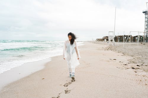 Бесплатное стоковое фото с берег, женщина, море