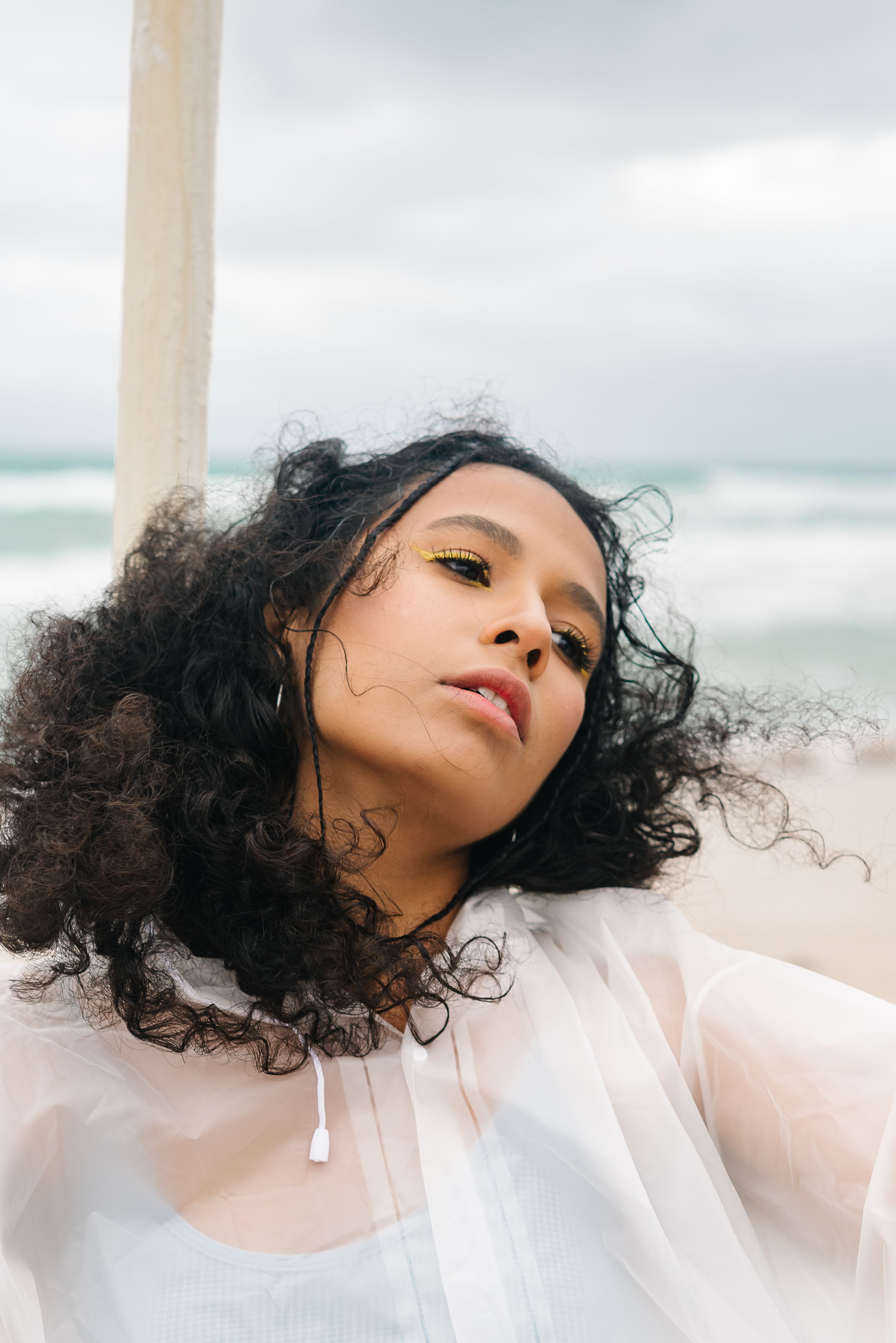 Retratos en la playa durante la hora dorada sin entrecerrar los ojos ni quemar las altas luces — ajustes que conservan detalle tanto en la piel como en el cielo