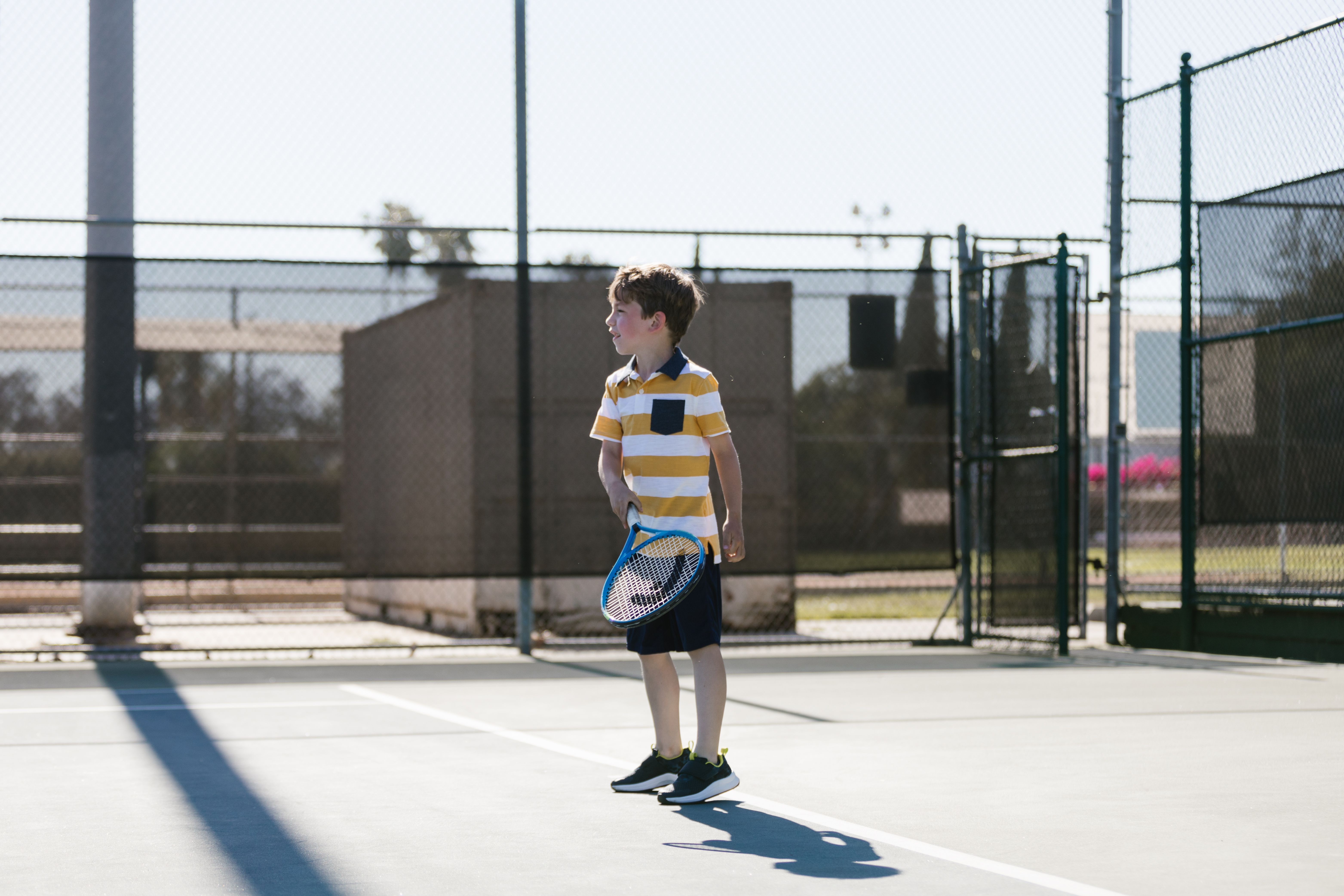 Hand of man with racket and ball on tennis table · Free Stock Photo