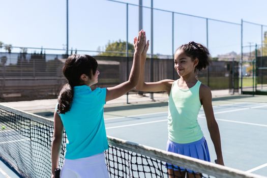 Tennisspelare firar efter en dramatisk match