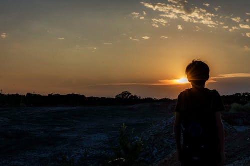 Kostenlos Silhouette Eines Jungen Während Des Sonnenuntergangs Stock-Foto