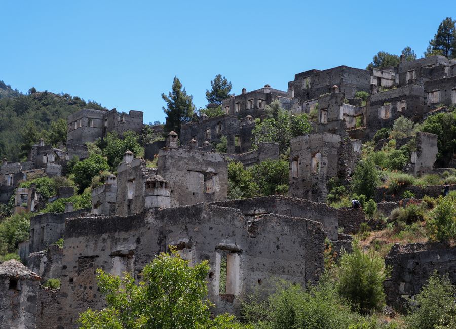 Discover the historic ruins of Kayaköy, an abandoned stone village in Muğla, Türkiye, surrounded by scenic hills.