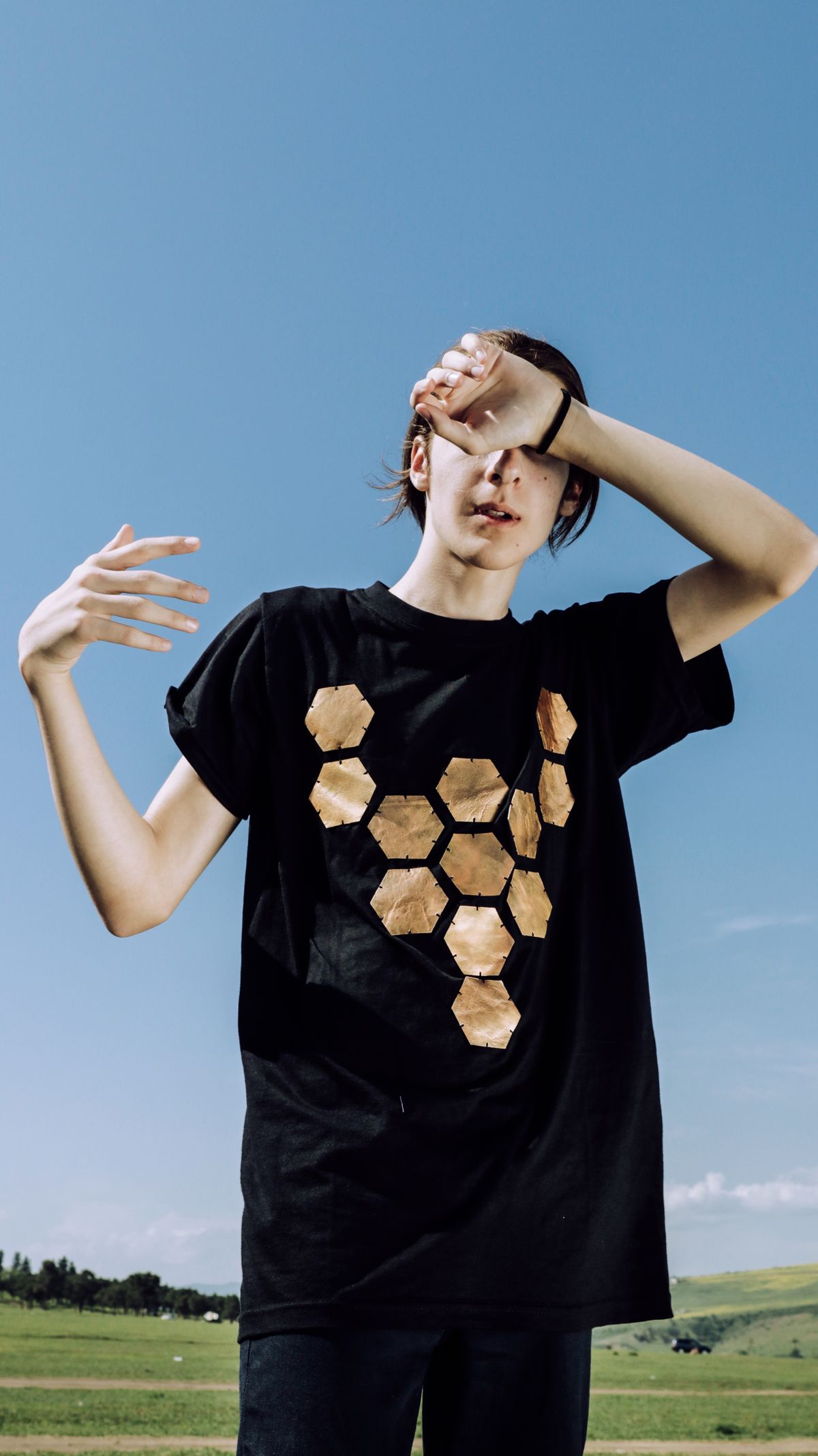 Model menggunakan kaos casual CHM Fashion
