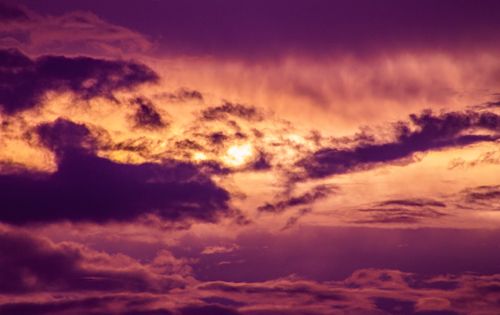 Free Vibrant and dramatic sunset with orange and purple clouds creating a scenic atmosphere. Stock Photo