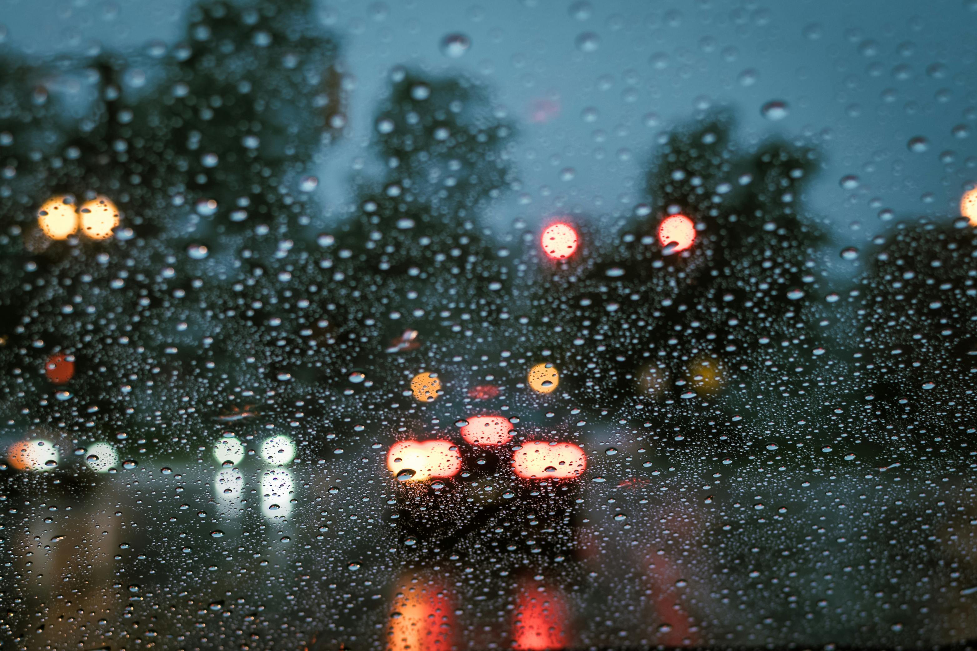 Close-Up Shot of Water Droplets on Glass · Free Stock Photo