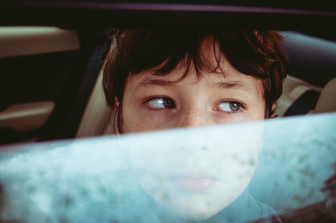 Baby im Auto mit Sonnenschutz am Seitenfenster